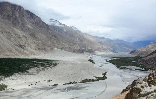 Paisaje montañoso de Ladakh, norte de la India — Foto de Stock