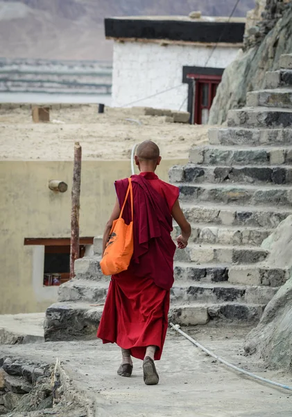 Монах в древнем тибетском храме — стоковое фото