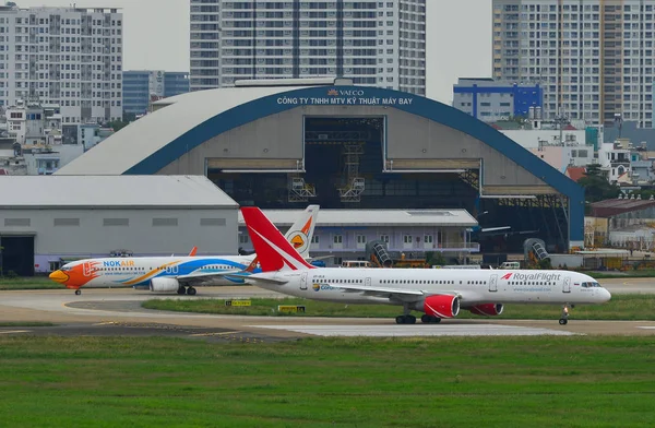 Aviones de pasajeros en pista de aterrizaje —  Fotos de Stock