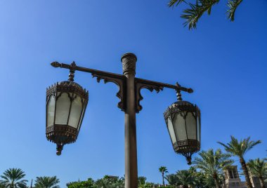 Eski stil sokak lambası mavi gökyüzü altında