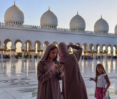 Grand Camii Abu Dhabi ziyaret kadın