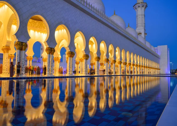 Ночь Великой мечети в Абу-Даби — стоковое фото