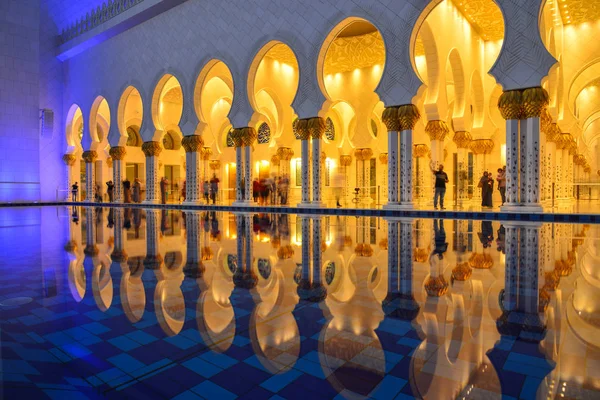 Natten av moskén i Abu Dhabi — Stockfoto