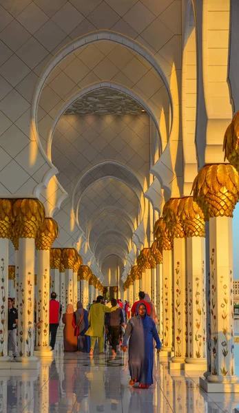 Grote moskee van Abu Dhabi, Verenigde Arabische Emiraten — Stockfoto