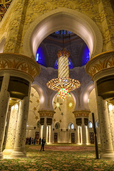 Interior of the Grand Mosque in Abu Dhabi — Stock Photo, Image