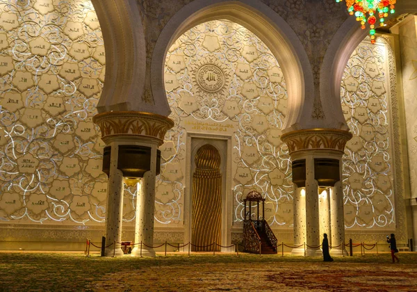 Interior of the Grand Mosque in Abu Dhabi — Stock Photo, Image