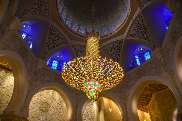 Interior of the Grand Mosque in Abu Dhabi — Stock Photo, Image