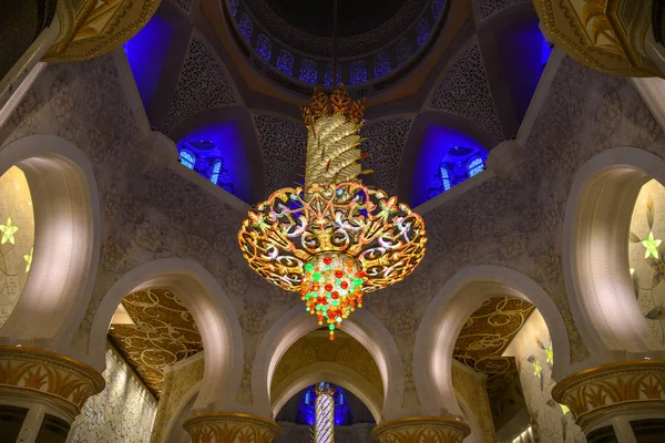 Interiören i stora moskén i Abu Dhabi — Stockfoto