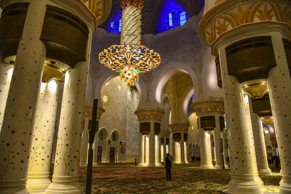 Interiören i stora moskén i Abu Dhabi — Stockfoto