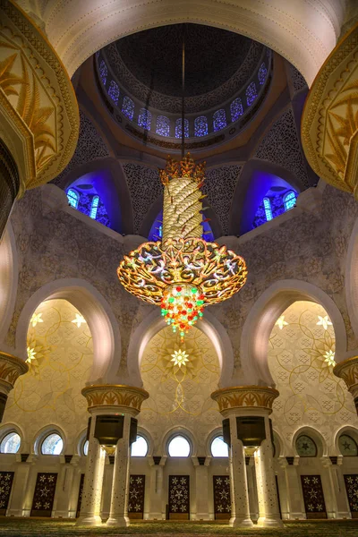 Innenraum der großen Moschee in Abu Dhabi — Stockfoto