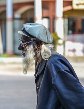 Sokakta yürüyen yaşlı bir adam