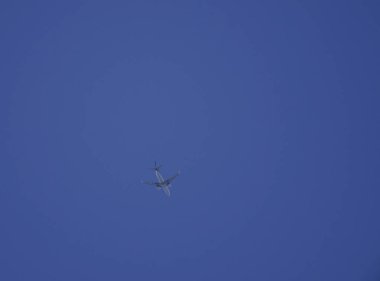 Gökyüzünde uçan bir uçak 