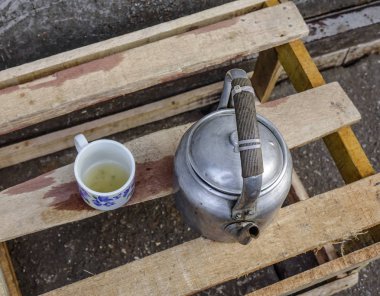 Eski stil çay potu ile bir fincan 