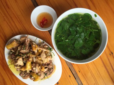 Kızarmış tavuk ile Vietnam yemek 