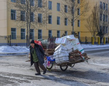 Bir adam sokakta çöpleri