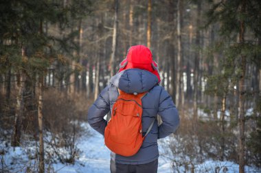 İnsanlar derin orman kışın 