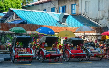 Sokakta çekçek üç tekerlekli bisiklet
