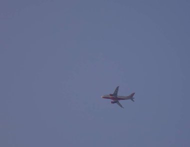 Gökyüzünde uçan bir uçak 