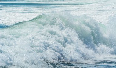 Mavi denizin üzerinde dev bir dalga 