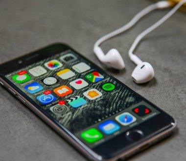 kulaklık ile iPhone 6s