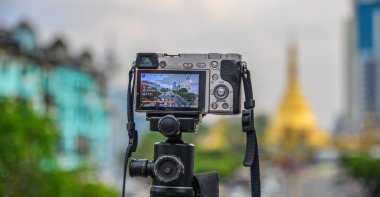 dijital kamera tripodun üzerinde 