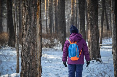 İnsanlar derin orman kışın 