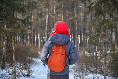 İnsanlar derin orman kışın 