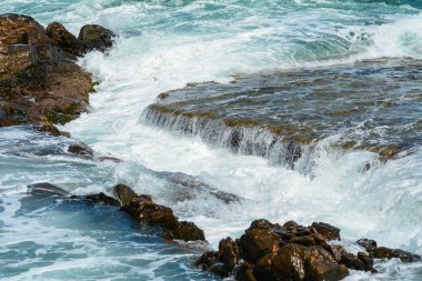 Mavi denizin üzerinde dev bir dalga 