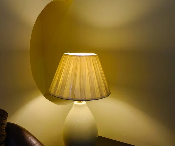 Elegante lamp met geel licht — Stockfoto