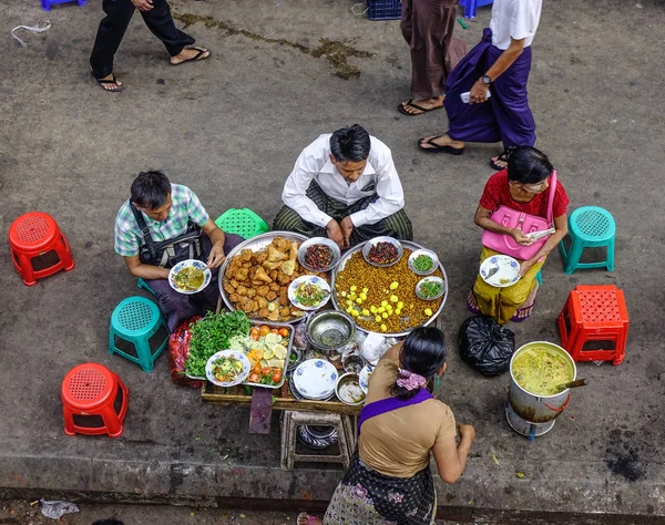 Straat levensmiddelen in Yangon, Myanmar — Stockfoto