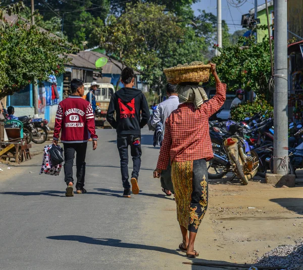 Pessoas andando na rua em Mandalay, Mianmar — Fotografia de Stock