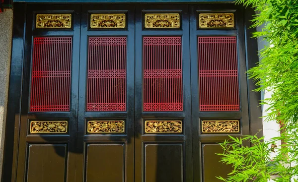 Porta de madeira oriental do templo chinês — Fotografia de Stock
