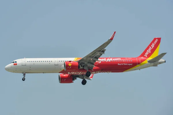 Avión aterrizando en el aeropuerto de Saigón (SGN ) — Foto de Stock