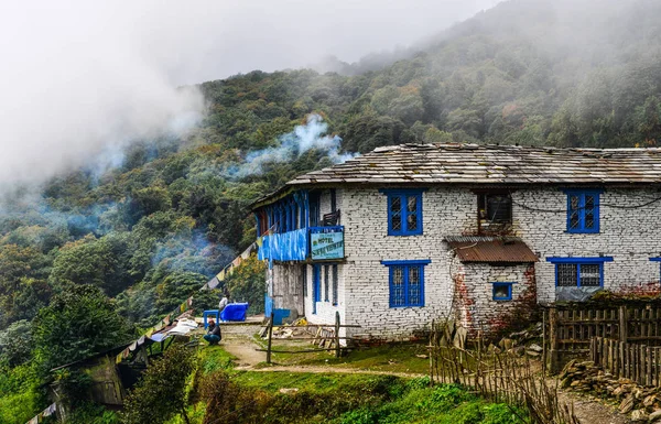 Casa local en pueblo de montaña en el camino del campamento base — Foto de Stock