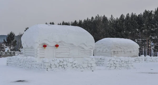 Dom tradycyjny śniegu w górskiej miejscowości — Zdjęcie stockowe