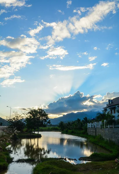 Puesta de sol en el lago con montañas —  Fotos de Stock