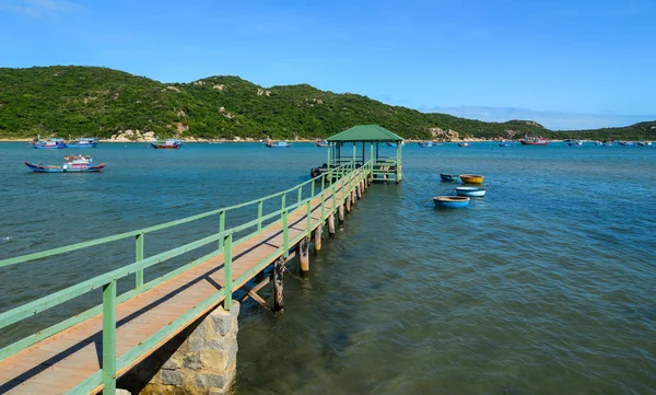 Wooden walkway into the sea — Stock Photo, Image