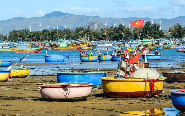 Bateaux de pêche en mer à Nha Trang, Vietnam — Photo