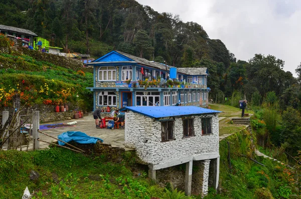 在基地阵营路径的山村地方房子 — 图库照片