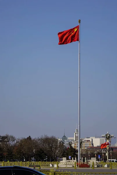 Bandeira nacional na praça em Pequim, China — Fotografia de Stock