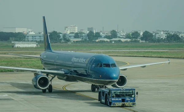 Passenger airplane docking at the airport — Stock Photo, Image