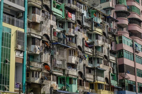 Stary apartamenty w Yangon, Myanmar — Zdjęcie stockowe