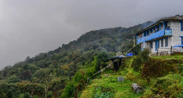 Lokala hus på mountain village på base camp vägen — Stockfoto