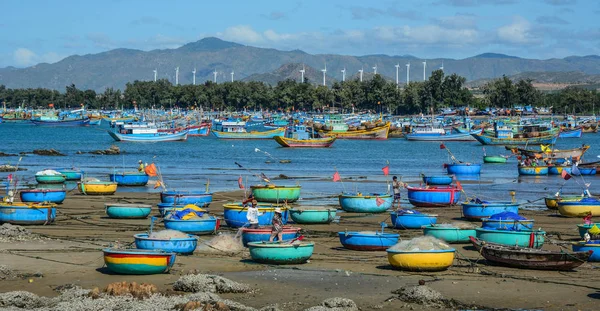 Barcos de pesca no mar em Nha Trang, Vietnã — Fotografia de Stock