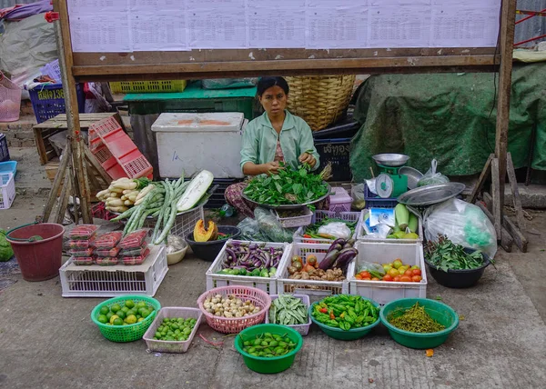 Gatan marknaden i Yangon, Myanmar — Stockfoto