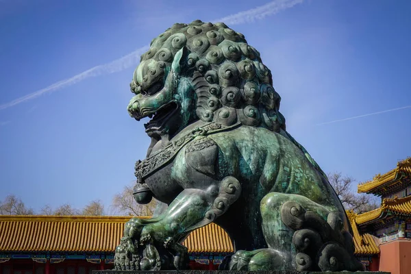 Bronze leão Cidade Proibida em Pequim, China — Fotografia de Stock