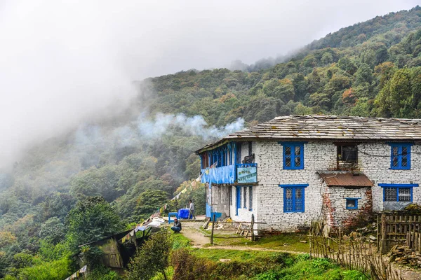 Casa local en pueblo de montaña en el camino del campamento base — Foto de Stock