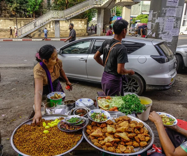 Yangon, Myanmar sokak gıda — Stok fotoğraf