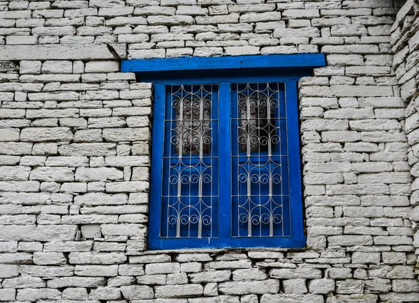 Ventana azul de madera con pared de ladrillo —  Fotos de Stock