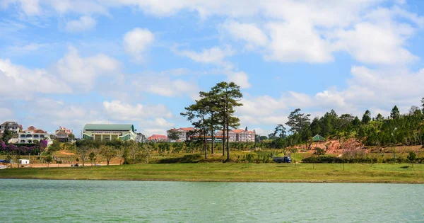 Λίμνη Xuan Huong ηλιόλουστη ημέρα στο Νταλάτ του Βιετνάμ — Φωτογραφία Αρχείου
